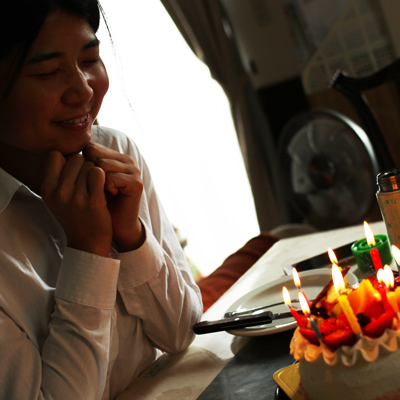 バースデーケーキを見る古さん